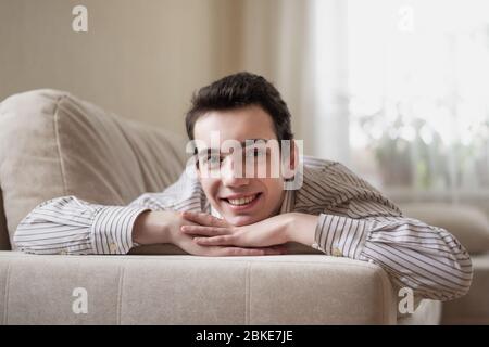 Teenager junger Mann auf dem Sofa zu Hause liegen Stockfoto