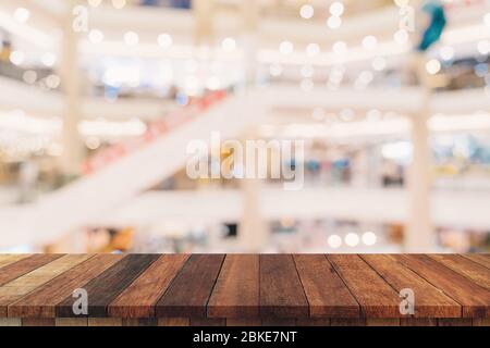 Leere Holz Tisch und verschwommenes Licht Tabelle im Einkaufszentrum mit bokeh Hintergrund. Produkt anzeigen Vorlage. Stockfoto