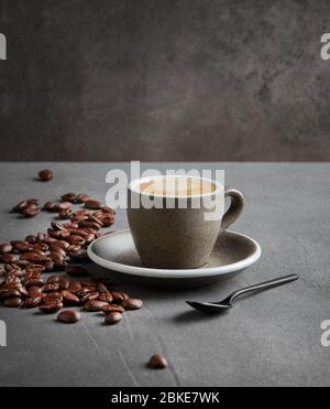 Tasse Kaffee auf grauem Hintergrund Stockfoto