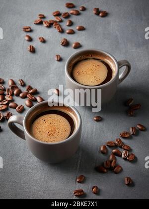 Zwei Tassen frischen Kaffee auf grauem Hintergrund Stockfoto