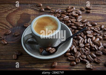 tasse Kaffee Espresso auf Holztisch Stockfoto