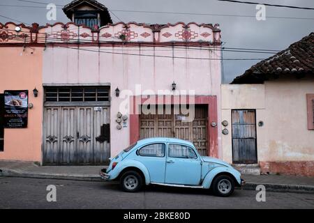 Volkswagen Käfer in den kolonialen Straßen von San Cristobal de las Casas. Stockfoto