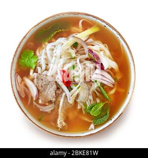 Schale vietnamesischer PHO-Suppe isoliert auf weißem Hintergrund, Draufsicht Stockfoto