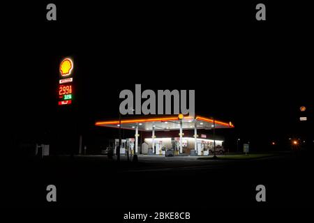 Eugene, OR, USA - 5. März 2020: Eine leere Shell-Tankstelle spät in der Nacht in Eugene, Oregon. Stockfoto