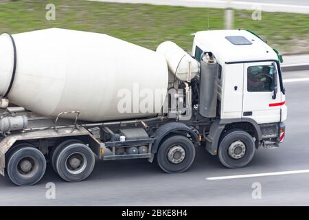 Beton weißen Mischer LKW Fahrten auf der City-Autobahn Stockfoto