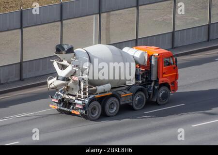 Betonmischer LKW fährt auf City Highway Stockfoto