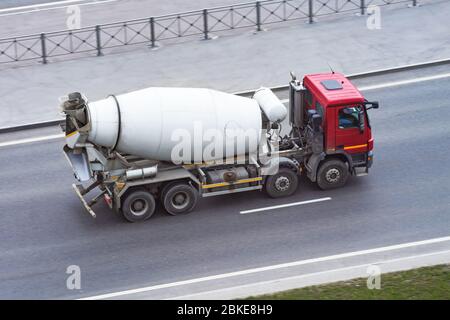 Betonmischer LKW fährt auf City Highway Stockfoto