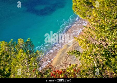 Französische riviera. Idyllischer versteckter Strand an der Cote d'Azur in Pinien aus der Luft, Villefranche sur Mer, Frankreich Stockfoto