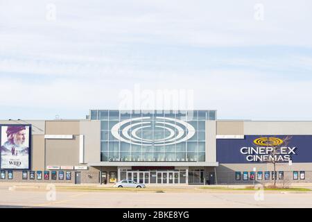 Weitbild des Cineplex-Kinos und leerer Parkplatz. Alle nicht notwendigen Dienstleistungen und Unterhaltungsmöglichkeiten sind wegen der Coronavirus-Pandemie geschlossen. Stockfoto