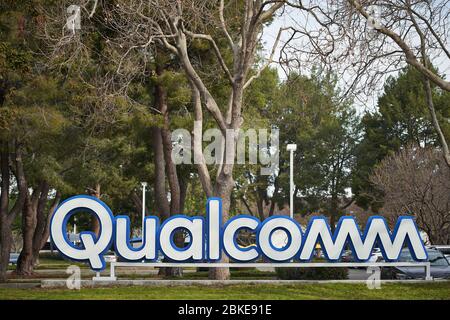 Das Qualcomm-Zeichen ist auf dem Campus des amerikanischen multinationalen Halbleiter- und Telekommunikationsausrüstungsunternehmens Qualcomm Inc. Zu sehen. Stockfoto