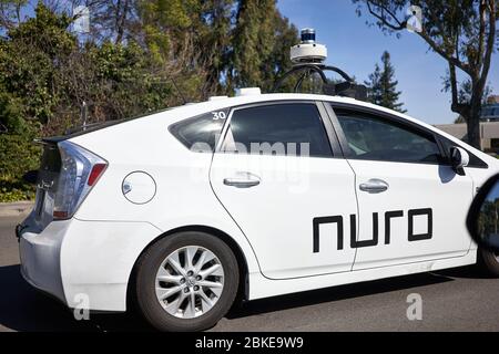 Das amerikanische Unternehmen für Robotertechnologie Nuro mit dem Namen „selbstfahrende Autos“ wird auf der Straße in Mountain View, Kalifornien, getestet. Stockfoto