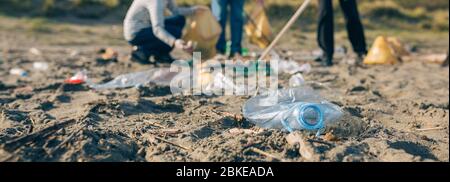 Ältere Freiwillige Reinigung der Strand Stockfoto