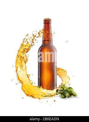 Kalte Flasche mit Wassertropfen, Spiralspritzer und Hopfenzweig. Stockfoto