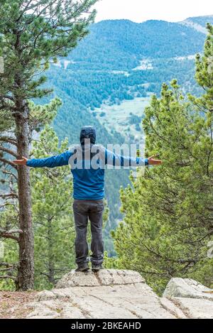 Canillo, Andorra : 2. MAI 2020 : Junge Mann, der im Frühling in den Pyrenäen von Andorra in Richtung Berge schaut. Stockfoto
