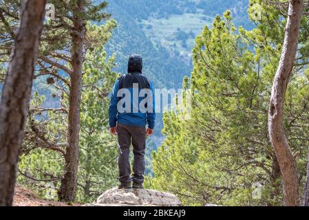 Canillo, Andorra : 2. MAI 2020 : Junge Mann, der im Frühling in den Pyrenäen von Andorra in Richtung Berge schaut. Stockfoto