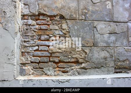 Alte Ziegelwand mit Rissen Stockfoto