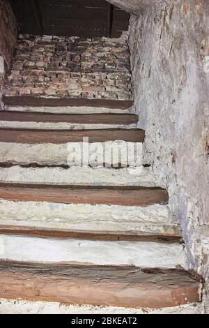 Alte Ziegelmauer mit Treppen ins nichts Stockfoto