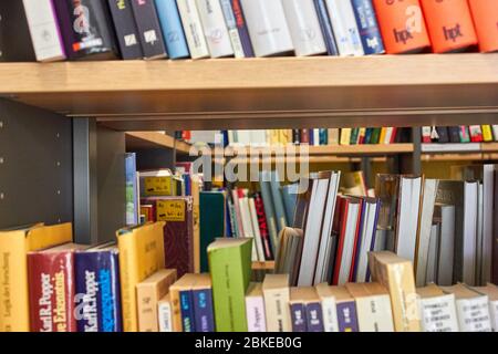 Bücherregale mit vielen Büchern Stockfoto