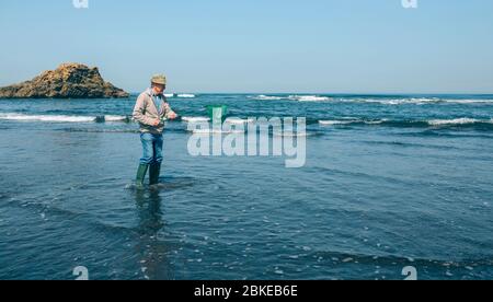 Freiwillige Müll aus dem Meer Stockfoto