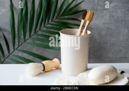 Umweltfreundliche Badezimmeraccessoires auf dem Tisch. Natürliche Holzzahnbürsten, Rasierpinsel, Bio-Seife. Minimalistischer skandinavischer Stil. Keine Verschwendung Stockfoto