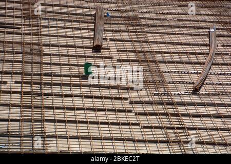 Baustelle mit Stahlbetonfundament und Metallrahmen Stockfoto