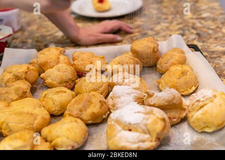 Prozess der Zubereitung von Pudding Kuchen von Frau in der heimischen Küche Stockfoto