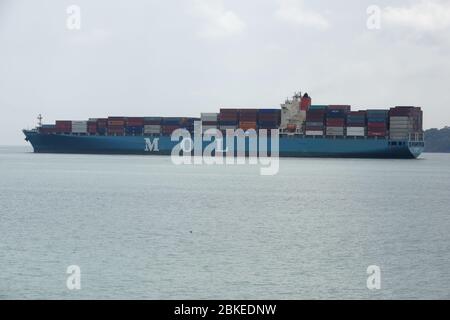 Das Containerschiff MOL Matrix auf dem Weg in den Pazifik Durch den Panamakanal gegangen Stockfoto