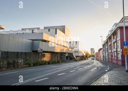 Darmstadt, Deutschland, Apr 10 2020: Darmstädter Theater, Staatstheater, Seitenansicht von der Huegelstraße ohne Verkehr Stockfoto