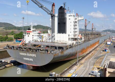 Zwei Schiffe, die durch die Miraflores Schleuse auf dem Panama-Kanal, Panama Stockfoto