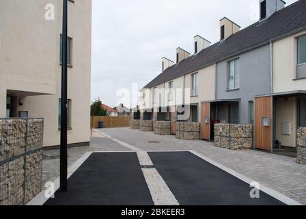 Moderne Dorfterrassen Reihenhaus Grand Designs Kevin McCloud Triangle Howse Garden, Swindon, Wiltshire SN21FP von Glenn Howells Luke Engleback Stockfoto