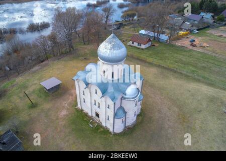 Über der alten Kirche der Verklärung unseres Erlösers auf Nereditsa an einem Frühlingstag. Weliky Nowgorod, Russland Stockfoto