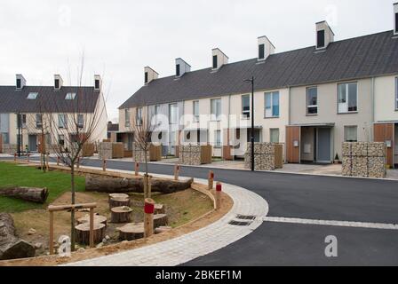 Moderne Dorfterrassen Reihenhaus Grand Designs Kevin McCloud Triangle Howse Garden, Swindon, Wiltshire SN21FP von Glenn Howells Luke Engleback Stockfoto