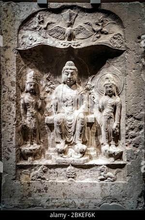 Buddha-Triade in einer Nische, Schnitzerei auf Kalkstein aus Baoqingsi Tempel, Xi'an, Shaanxi Provinz, China, Tang-Synasty, 8. Jahrhundert Stockfoto
