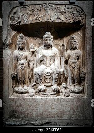 Buddha-Triade in einer Nische, Schnitzerei auf Kalkstein aus Baoqingsi Tempel, Xi'an, Shaanxi Provinz, China, Tang-Synasty, 8. Jahrhundert Stockfoto