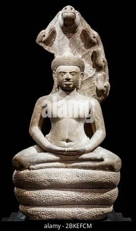 Buddha auf Naga sitzend, Sandsteinskulptur aus Angkor Thom, Angkor-Periode, 12. Jahrhundert, Kambodscha Stockfoto