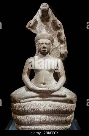 Buddha auf Naga sitzend, Sandsteinskulptur aus Angkor Thom, Angkor-Periode, 12. Jahrhundert, Kambodscha Stockfoto