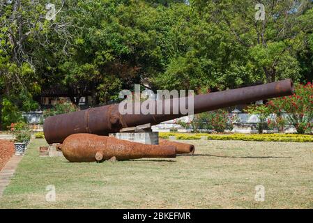 Drei alte Schiffskanonen auf einem Stadtplatz an einem sonnigen Tag. Trincomalee, Sri Lanka Stockfoto