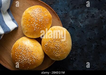 Hausgemachte Burger Brötchen mit Sesamsamen auf einem dunkelblauen Hintergrund isoliert Stockfoto