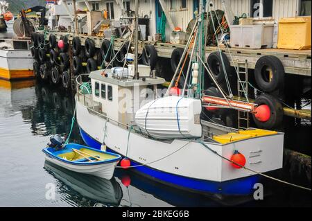 Bunte Fischerboote, die an einem Steg im Hafen von Honningsvag, Mageroya Island, Norwegen, festgemacht sind. Stockfoto