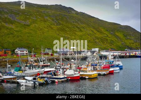 Bunte Fischerboote, die an einem Steg im Skarsvag Hafen, Mageroya Island, Norwegen, festgemacht sind. Stockfoto