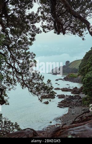 Blick auf die Küste an einem bewölkten Tag in der Nähe von Whakatane, Neuseeland. Regentage an der Westküste der Halbinsel Coromandel Stockfoto