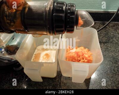 Karottensaftvorbereitung mit dem Saftextraktor Stockfoto