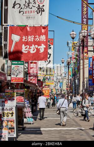 Osaka / Japan - 21. Mai 2018: Berühmte Dotonbori Straße im Zentrum von Osaka, bekannt für seine vielen Restaurants und Geschäfte, eines der wichtigsten touristischen Ziele Stockfoto