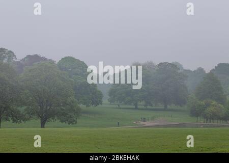 UK Wetter, Northampton, 4. Mai 2020. Am frühen Morgen ist es leicht nebelnd im Abington Park, was sehr ruhig ist, weil das Coronavirus da ist. Kredit: Keith J Smith/Alamy Live News Stockfoto