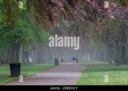 UK Wetter, Northampton, 4. Mai 2020. Am frühen Morgen ist es leicht nebelnd im Abington Park, was sehr ruhig ist, weil das Coronavirus da ist. Kredit: Keith J Smith/Alamy Live News Stockfoto