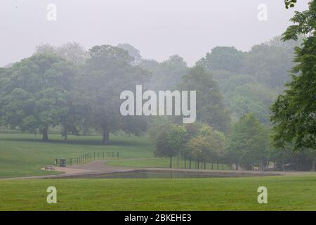 UK Wetter, Northampton, 4. Mai 2020. Am frühen Morgen ist es leicht nebelnd im Abington Park, was sehr ruhig ist, weil das Coronavirus da ist. Kredit: Keith J Smith/Alamy Live News Stockfoto