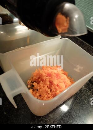 Karottensaftvorbereitung mit dem Saftextraktor Stockfoto