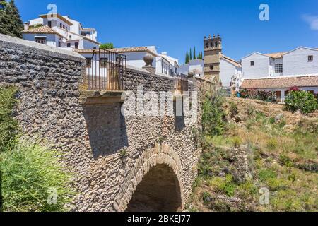 Puente Viejo Brücke und Kirche Turm in Ronda, Spanien Stockfoto