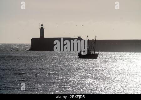 Kleines Fischerboot im Hafen von Newhaven Stockfoto