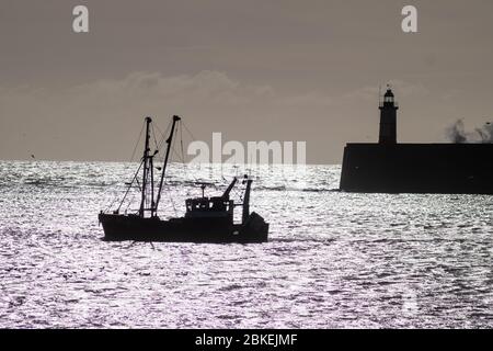 Kleines Fischerboot im Hafen von Newhaven Stockfoto